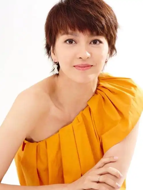 昨天看到梁咏琪唱《花火》致敬白衣天使们,真的好怀念呀,温温柔柔的