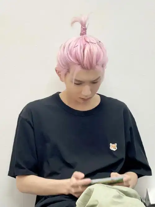 王源在看什么##王源粉发小揪揪造型随拍