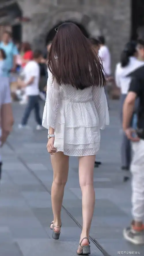 美女穿雪纺连衣裙,搭配灰色粗跟凉鞋,简约风格显得精致又优雅_时尚