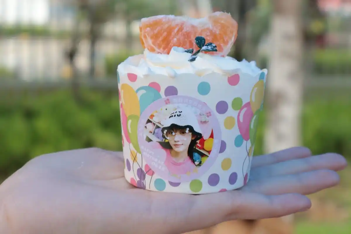 鞠婧祎0618生日快乐# 长沙场外惊喜掉落生日限定橘子小蛋糕*200份