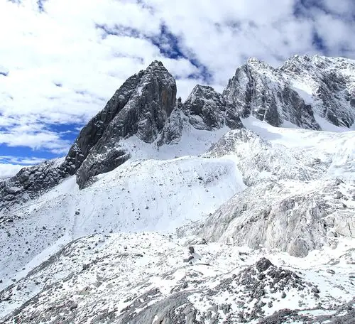 玉龙雪山的最高峰海拔很高的想看到真容就要坐大索道上去大平台那里了