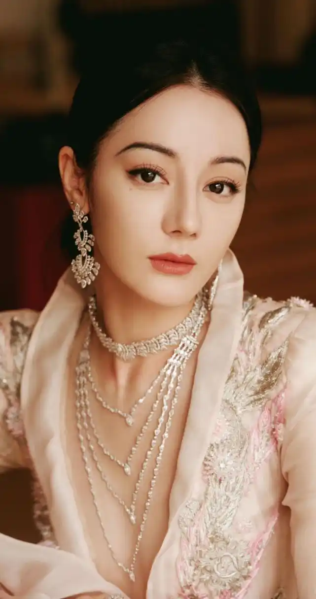 迪丽热巴壁纸,丸子头搭配旗袍,漫画少女降临,可爱指数爆表,是心动的