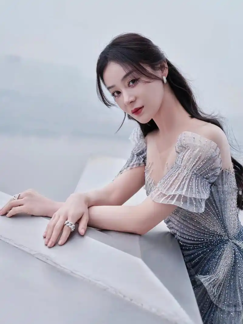 袁姗姗亮相丝路国际电影节,一袭银色长裙走红毯,优雅又大方!