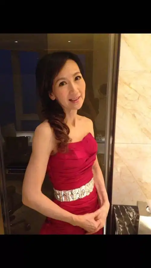 被害流产不孕,20年后才收到道歉,61岁陈美琪一袭蓝裙气质优雅!