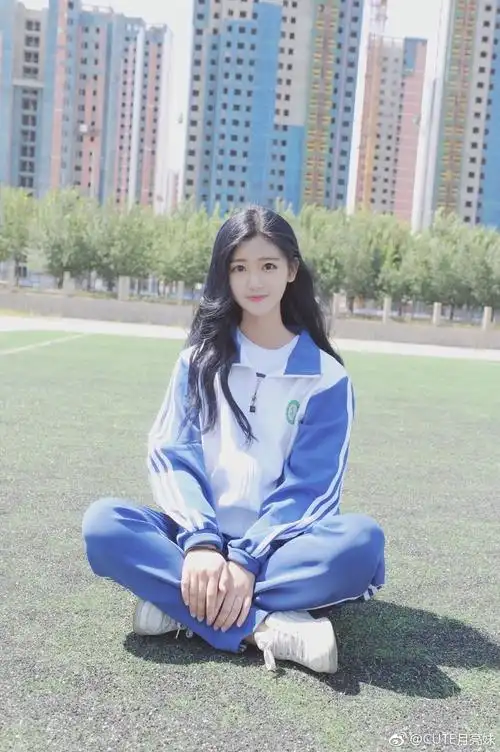 组图:高校校花身着校服晒写真 美出新高度