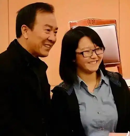 1994年,杨蕾凭借优异的成绩,考入中国广播艺术团,这让两人喜极而泣.