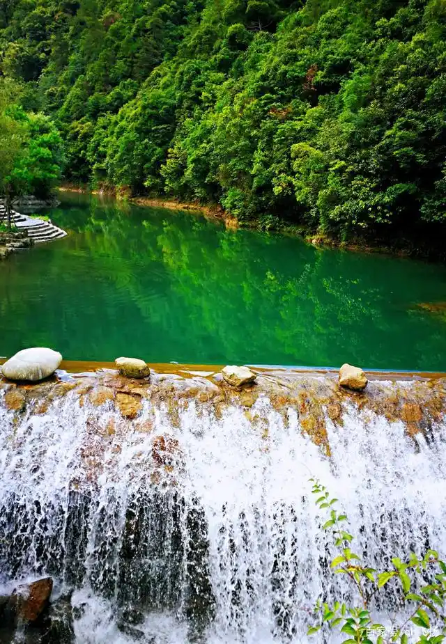 实拍江西上饶玉帘瀑布美景