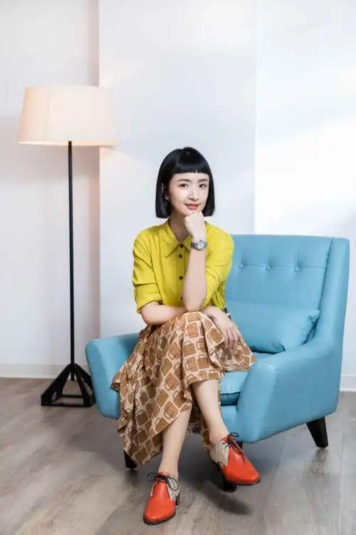 林依晨又换新发型齐刘海新造型配黄色衬衫真看不出37岁了