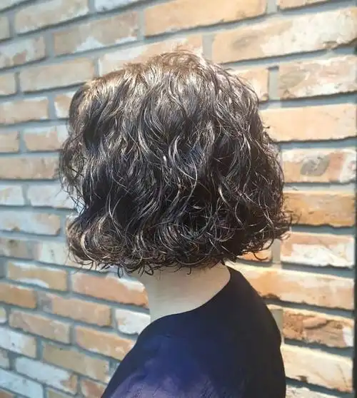 满头烫短发