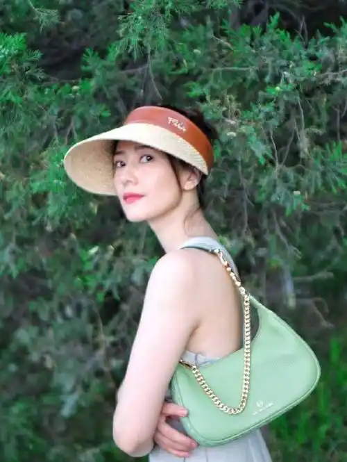 高圆圆夏日街拍美图浅绿吊带裙同色系腋下包复古清新