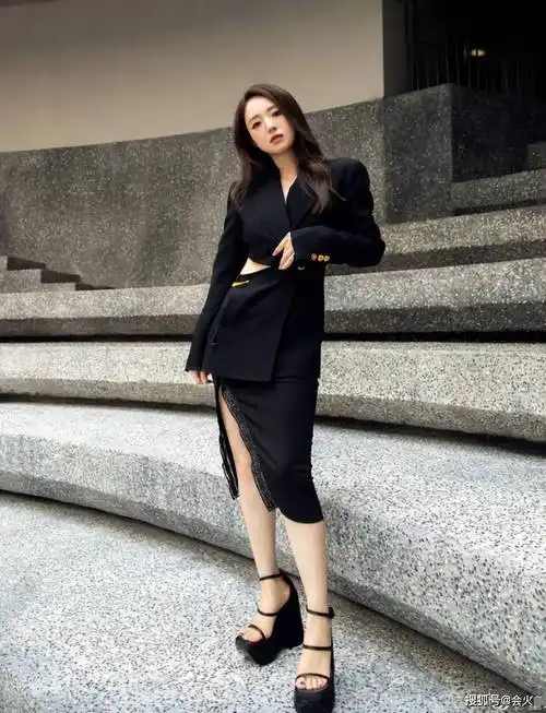 42岁董璇大方晒性感美照,薄背细腰眼神风情,背部露大片白皙肌肤_照片