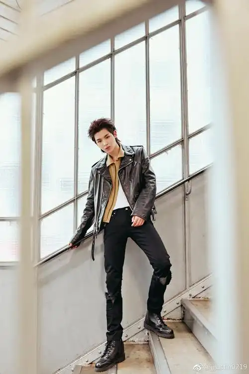 我终于明白为什么有洗脑包说黄明昊没以前好看了