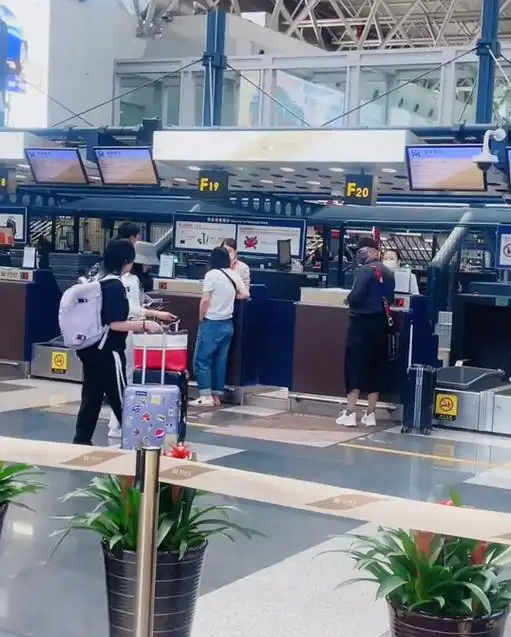 陶虹一家三口罕同框,徐峥张罗登机变贴心,女儿身高瞩目身形像爸