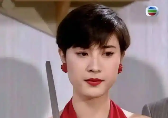 以短发作为自己的标签,她应该是当时香港第一个公认的最美短发美女,她