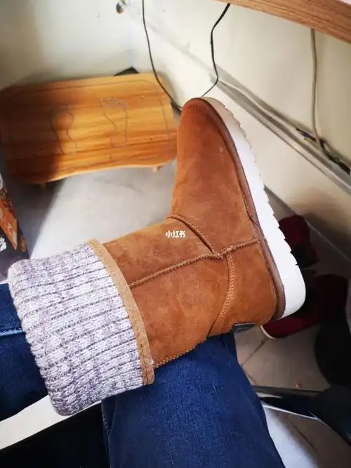 的鞋码便大一点点,可以垫个鞋垫有个缺点,我今天第一天穿,中午睡觉脱