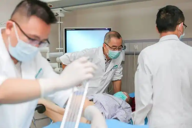 泌尿外科与疼痛科专家为患者进行无痛膀胱镜检查张志春表示,相比常规