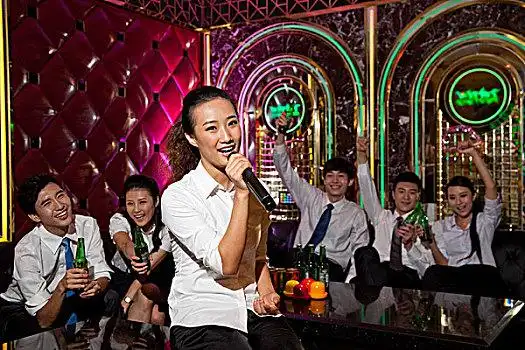 一群年轻人在ktv聚会