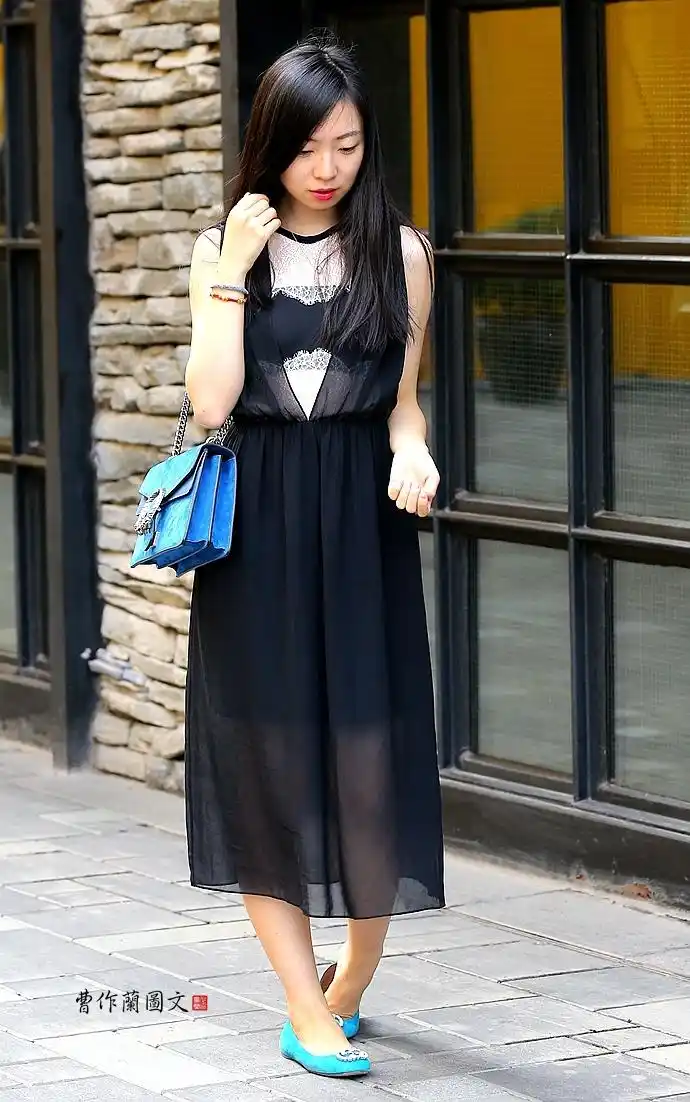 街拍:朦胧魅惑的透视装美女