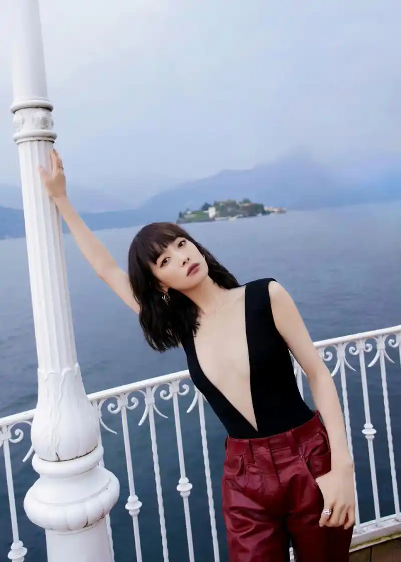 宋茜# 一袭黑色深v背心,配红色皮裤,窈窕曼妙的身材,性感火辣,风情万