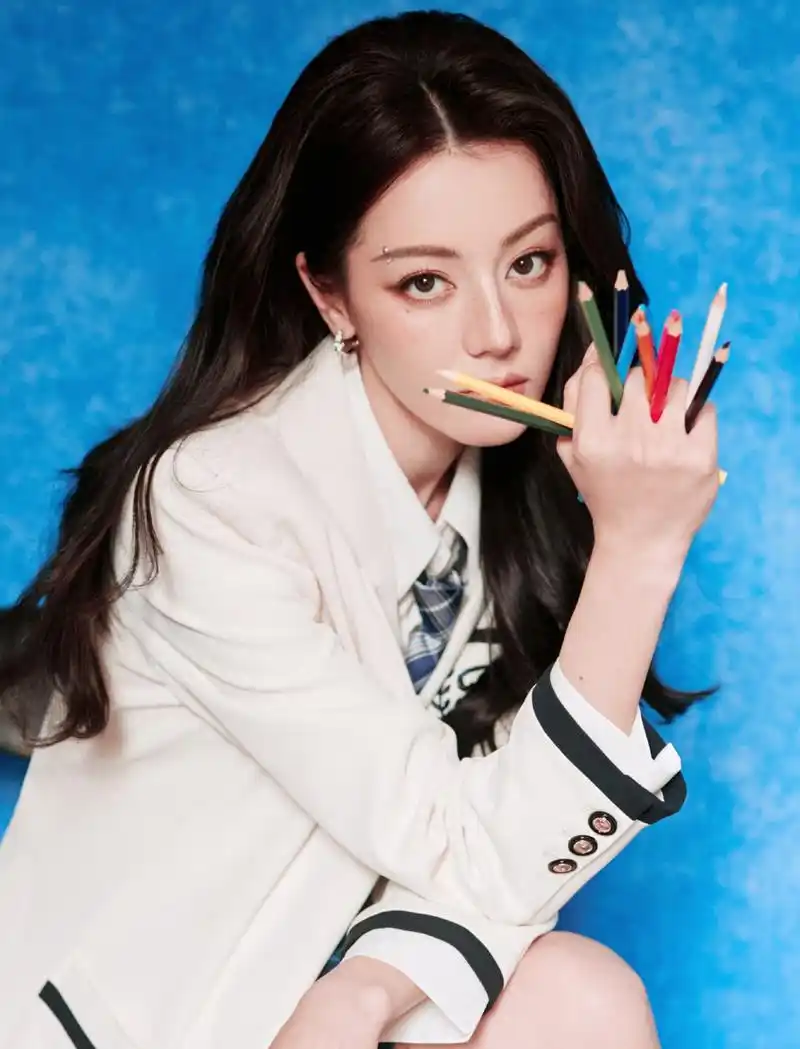 迪丽热巴真的好像漫画里走出来的少女,感觉推理吧的每一套造型都很绝!