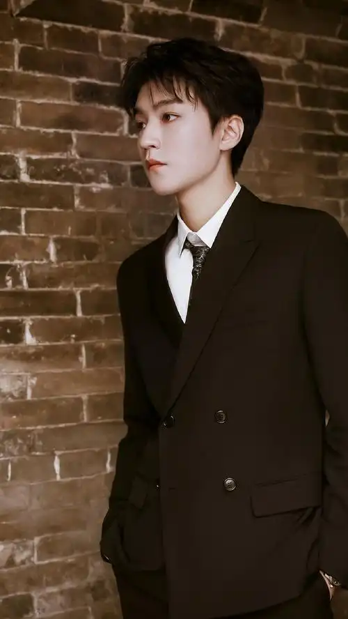 王俊凯海军蓝西装