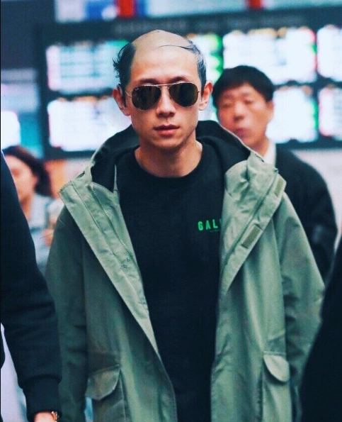 张一山"光头"帅翻现场,发微博请网友p上头发,看网友大显神通