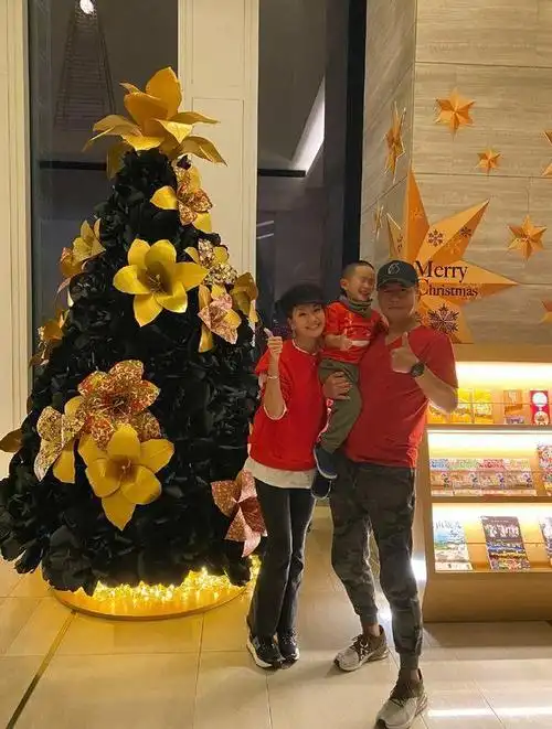 高曙光二婚老婆现身,穿皮裤秀美腿,4岁儿子没江珊女儿长得像爸