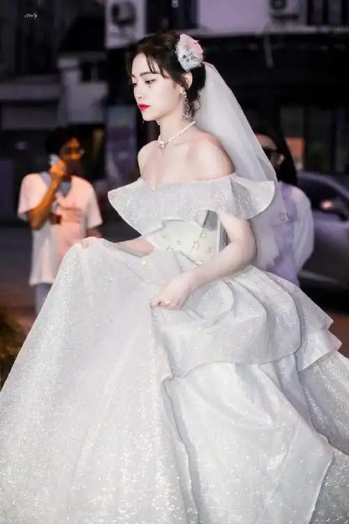 许佳琪snh48毕业造型,白色婚纱宛若公主