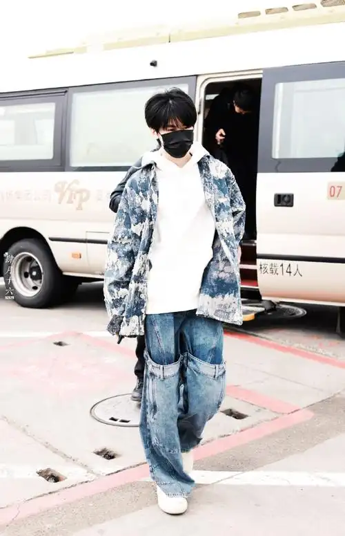 张真源北京机场路透##张真源微博之夜油彩外套出发路透##微博之