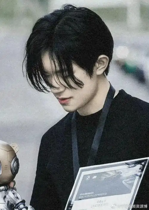 置顶#易烊千玺#真的超爱这个发型!又痞又有少年气