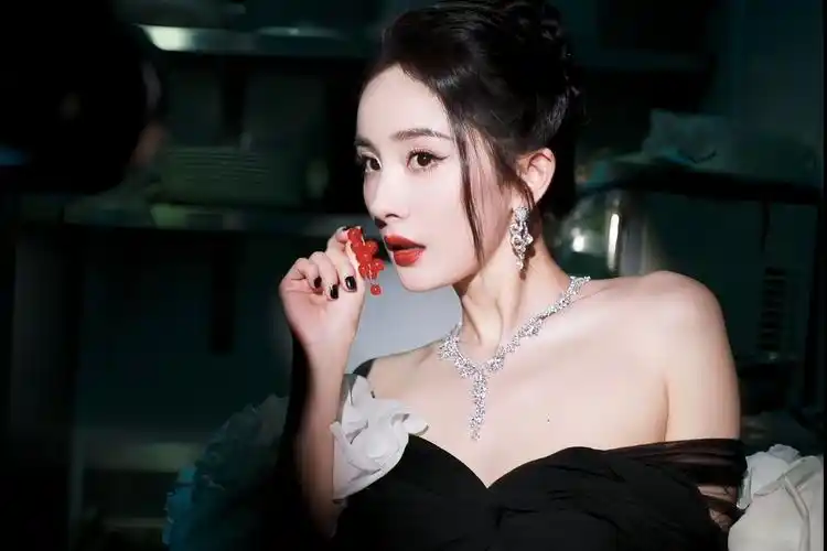 杨幂优雅黑天鹅礼服|微博之夜最美礼服__财经头条