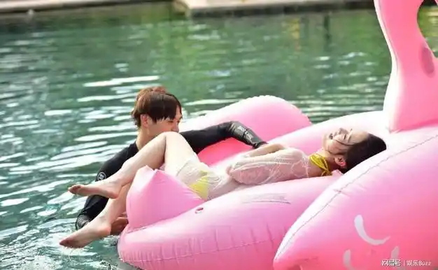 李沁早期参加恋综穿比基尼泳衣和魏大勋在泳池嬉戏