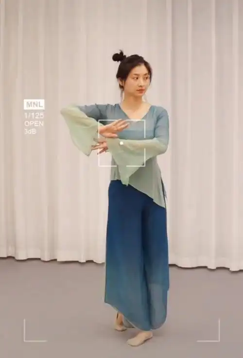 沈眉庄斓曦近照显孕态四肢纤细小腹微隆与老公相恋13年