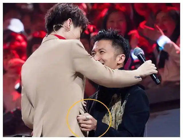 王俊凯把"首次壁咚"献给了他,粉丝坦言被酸到了