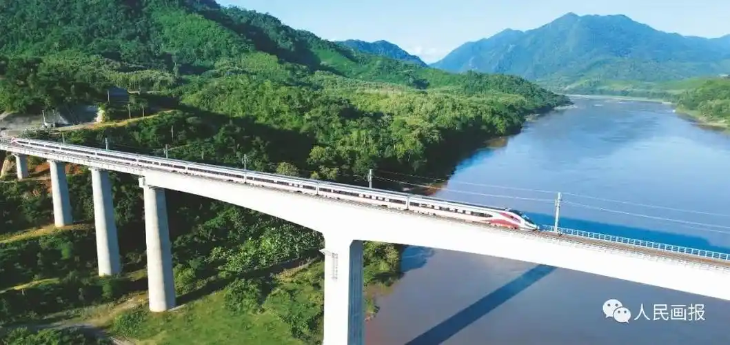 2021年12月3日,"澜沧号"动车组列车缓缓开动,这标志着连接昆明和万象