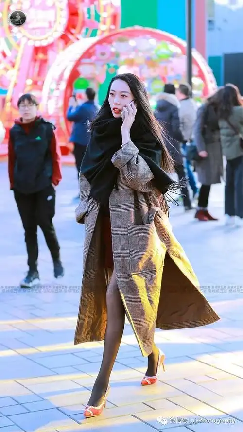 街拍:人们穿衣搭配的智慧在不断的提升,穿搭风格也越来越多_时尚