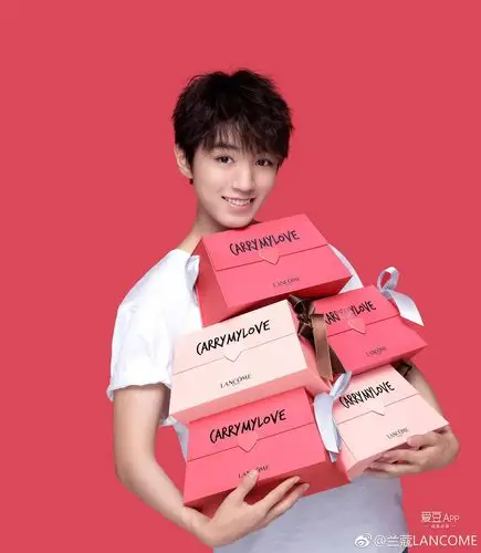 [tfboys][新闻]180508 王俊凯怀抱多个粉红礼盒 母亲节礼物的最好选择