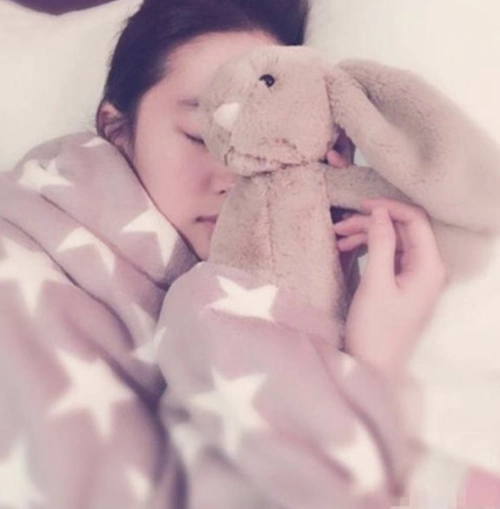 刘亦菲晒素颜照嘴唇引关注兔子贴纸让人回忆起7年前的阳台照