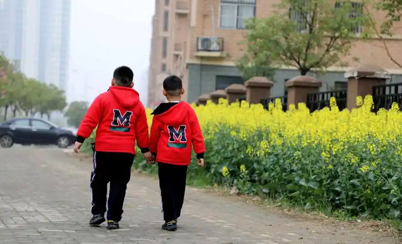 双胞胎兄弟情!一起长大一起牵手!成长的路上不再孤单