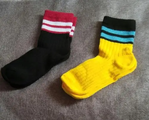 谢谢卖家送的两双袜子,质量非常好.