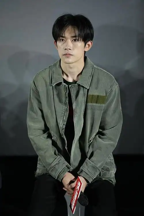 易烊千玺穿上这件外套成熟了好多妈妈粉看了要变女友粉