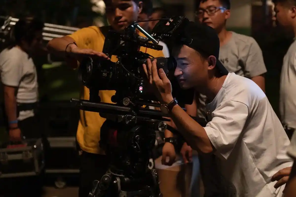 一张张照片,一点点的回忆,电影陪伴而行#剧组拍戏现场 #拍摄 - 抖音