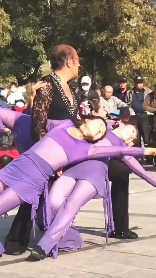 左拥右抱对大爷来说已经不够了跳广场舞至少得3个阿姨起步