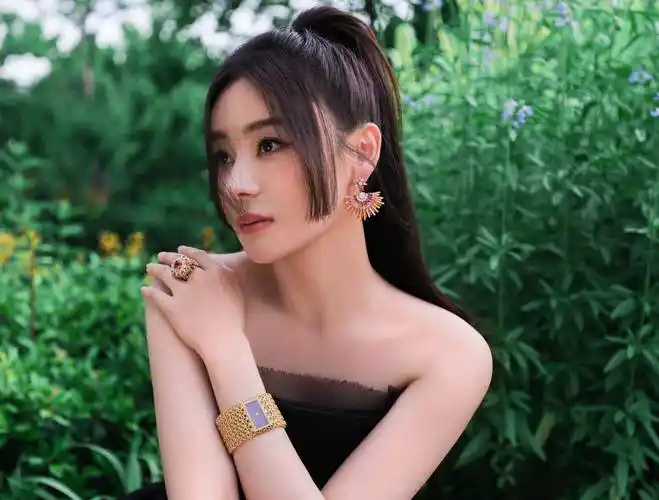 袁姗姗黑色礼服性感香肩写真照片,一袭黑色抹胸长裙,露出迷人锁骨 –