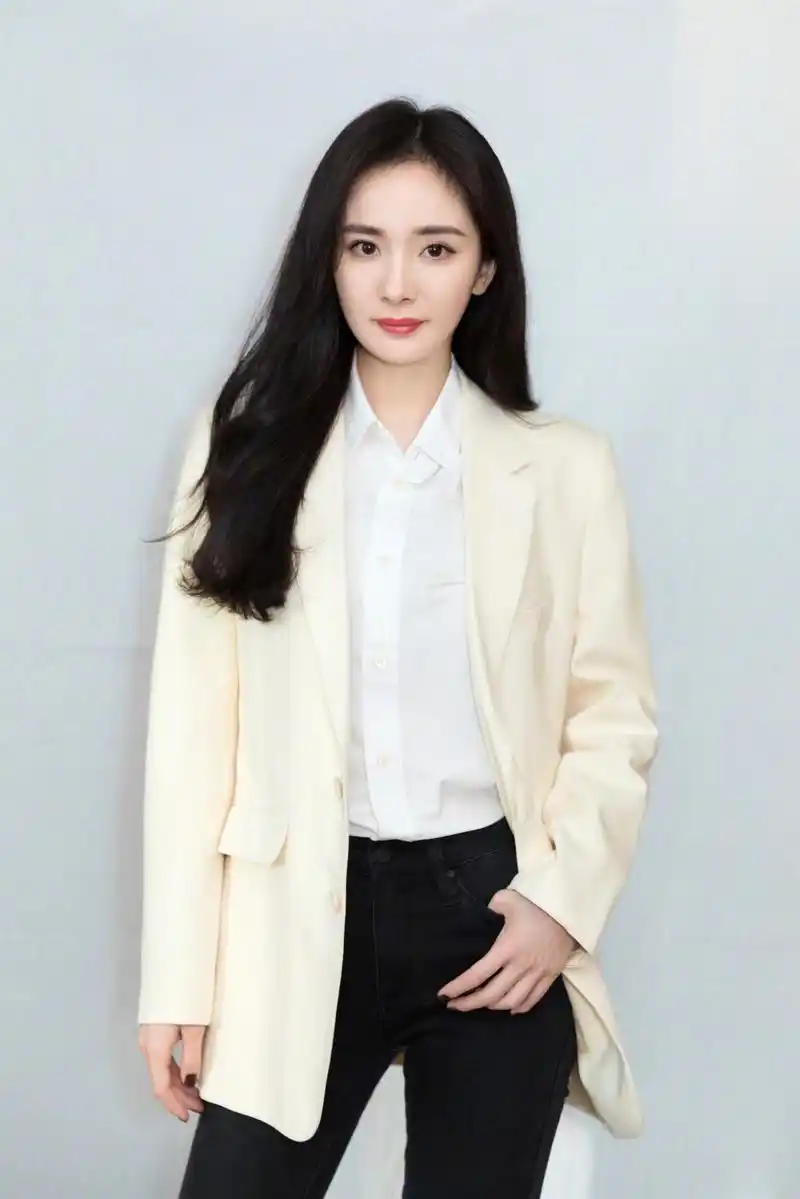 杨幂白色西装时尚干练写真图片16