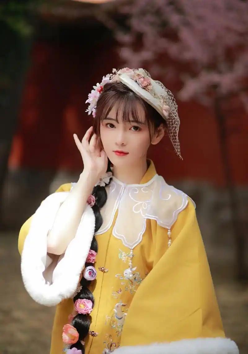 大家闺秀,穿黄色古装衣服的美女,真漂亮