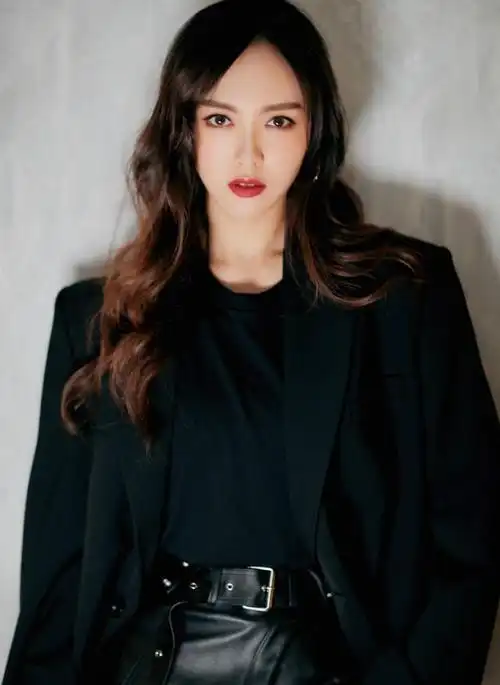 唐嫣穿西装出席某活动气质优雅,却被小肉脸抢镜,胖了还是美了?