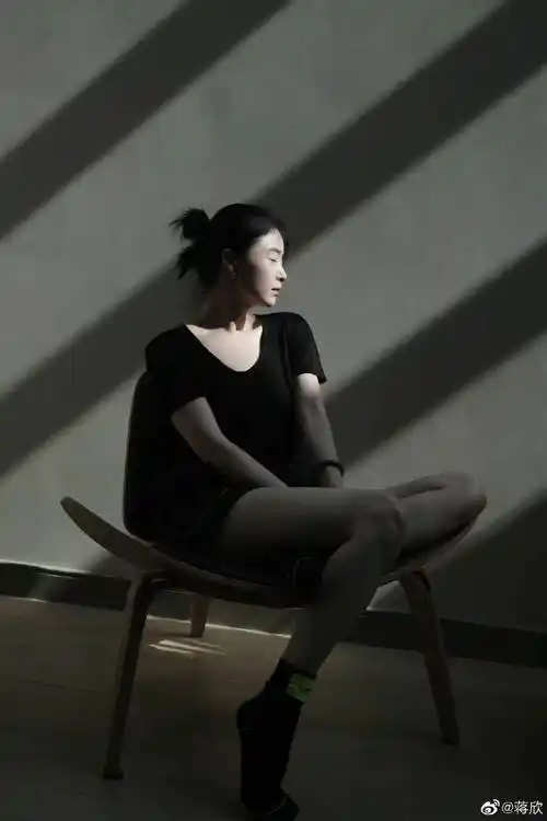 蒋欣瘦身成功晒美照为粉丝团庆生逆龄生长胶原蛋白满满