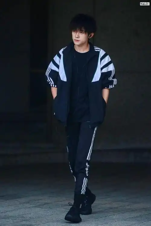 易烊千玺帅气活动造型曝光简约夹克搭配白色衬衣尽显利落气质