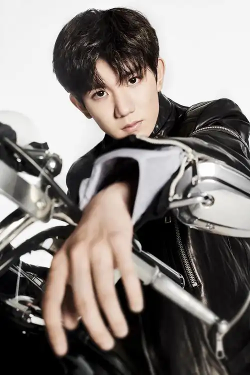 超酷的机车皮衣源,帅你一脸的同时还有点甜@tfboys-王源
